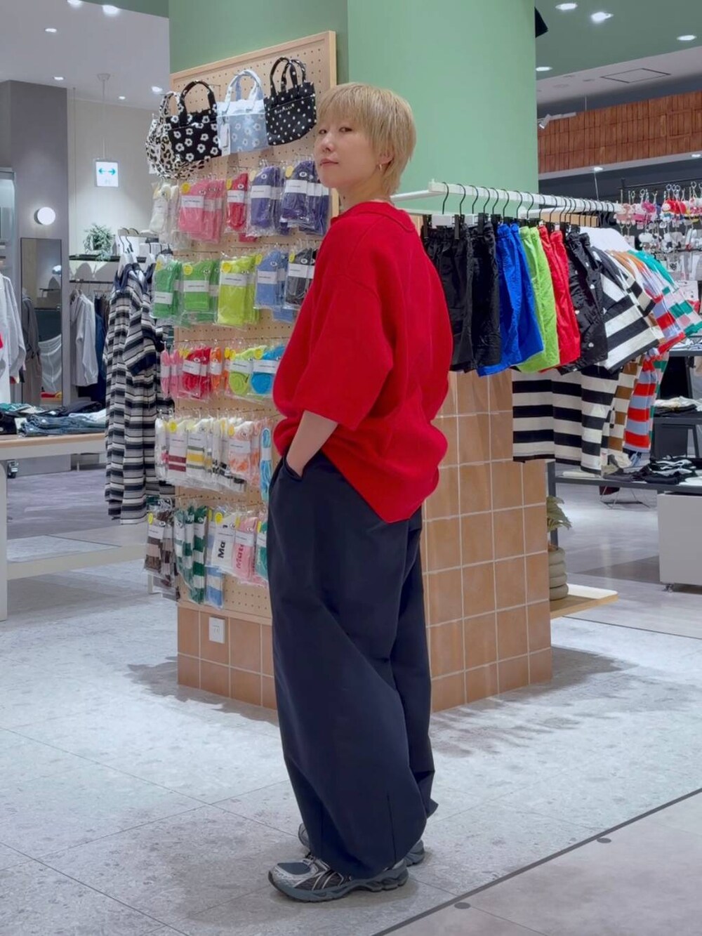 ブルー系のデニムパンツ、レッド系のTシャツ/カットソーを着用したレディースの春コーディネートの7枚目の写真