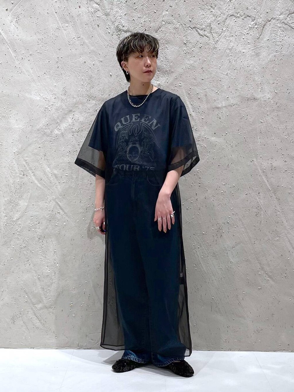 ブルー系のTシャツ/カットソー、ブルー系のデニムパンツ、ブラック系のバレエシューズを着用したレディースの春コーディネートの4枚目の写真