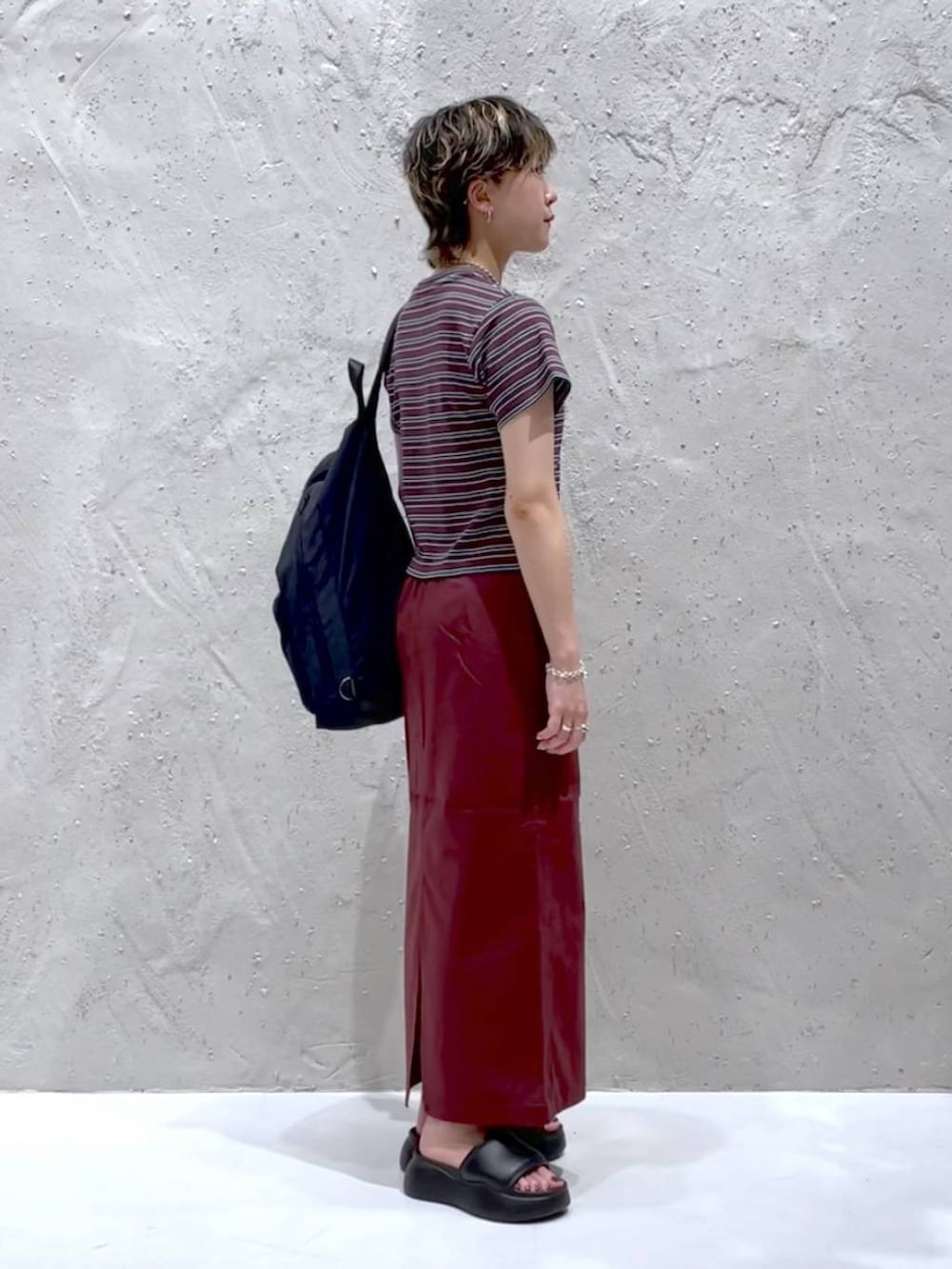 ブラック系のサンダル、ブラウン系のスカート、ブラウン系のTシャツ/カットソーを着用したレディースの夏コーディネートの4枚目の写真