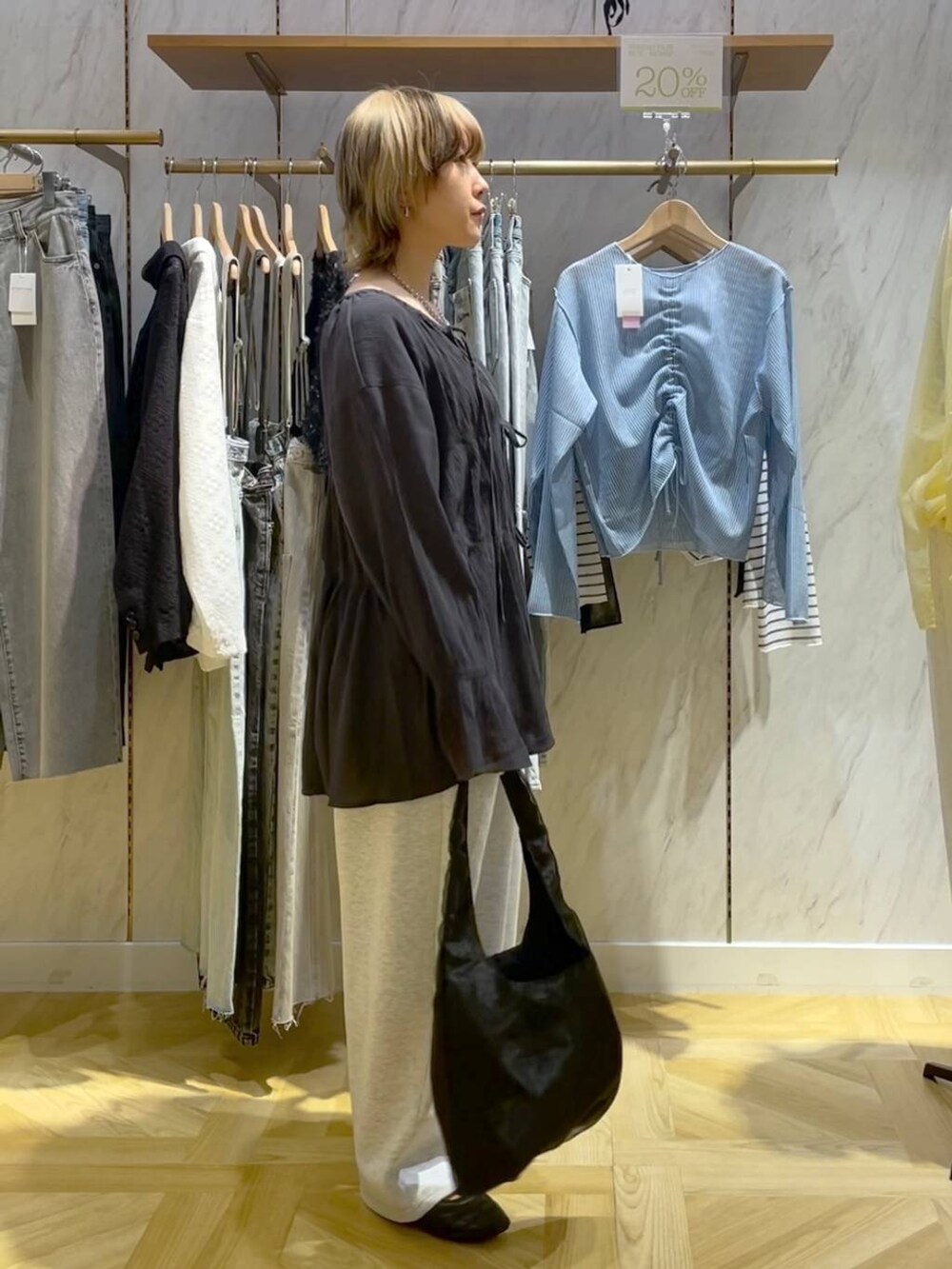 グレー系のシャツ/ブラウス、ブラック系のスニーカー、グレー系のスウェットパンツを着用したレディースの春コーディネートの4枚目の写真