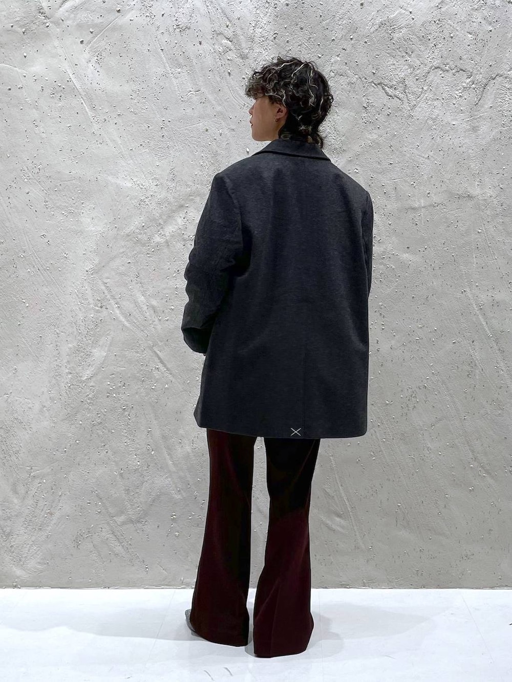 シルバー系のブーツ、グレー系のその他アウター、ピンク系のスウェットを着用したレディースの秋コーディネートの3枚目の写真