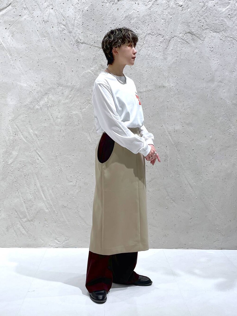 ベージュ系のスカート、ブラウン系のその他パンツ、ホワイト系のTシャツ/カットソーを着用したレディースの春コーディネートの4枚目の写真