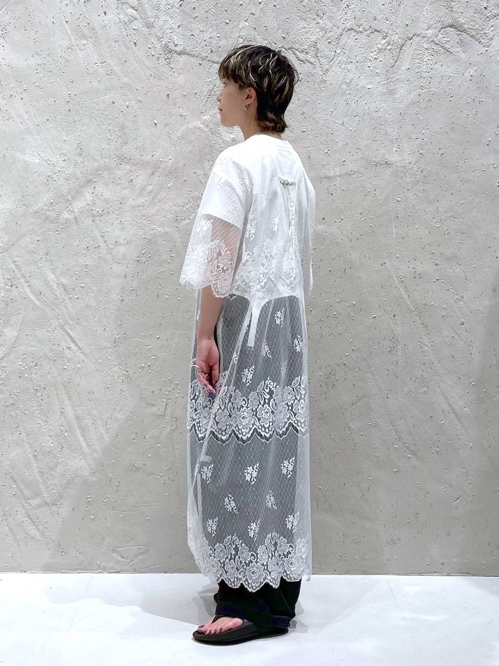 ブラック系のその他パンツ、ホワイト系のTシャツ/カットソー、ホワイト系のワンピースを着用したレディースの夏コーディネートの2枚目の写真