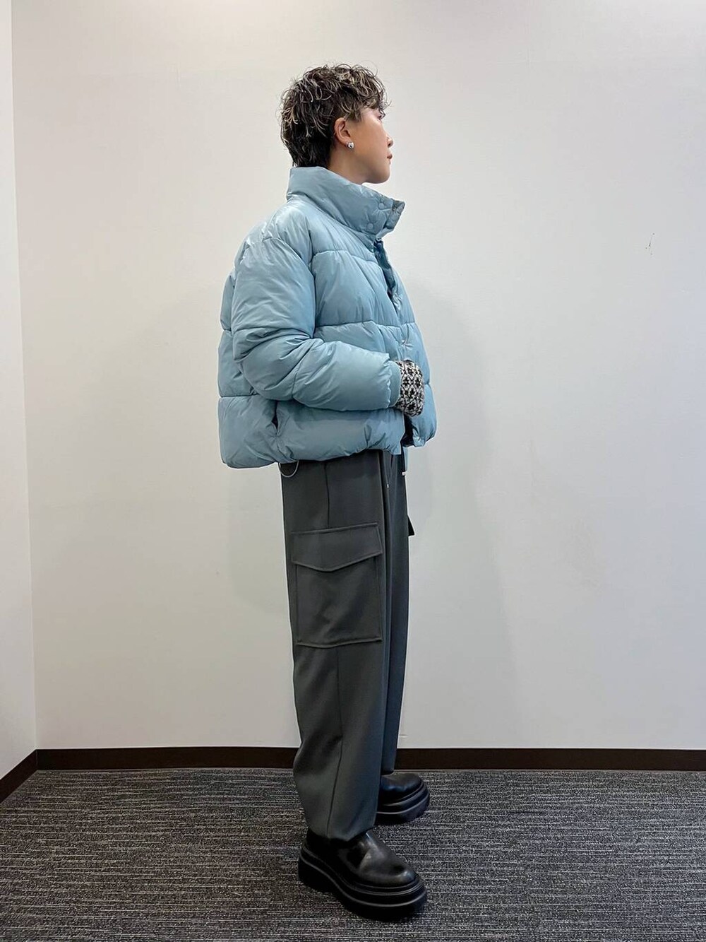 ブルー系のニット/セーター、ブルー系のブルゾン、ブラック系のブーツを着用したレディースの冬コーディネートの4枚目の写真