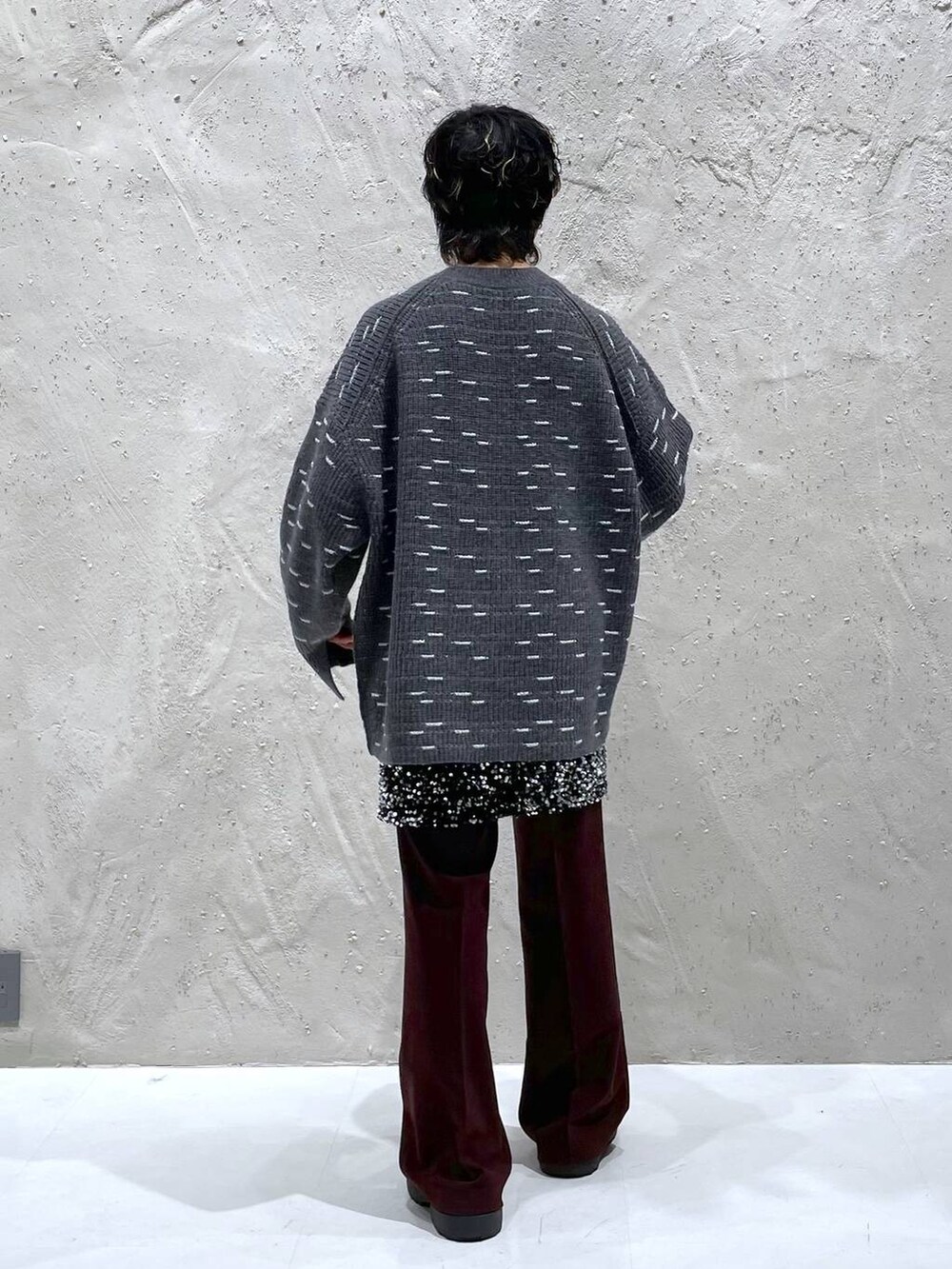 ブラウン系のその他パンツ、シルバー系のスカート、グレー系のニット/セーターを着用したレディースの秋コーディネートの3枚目の写真