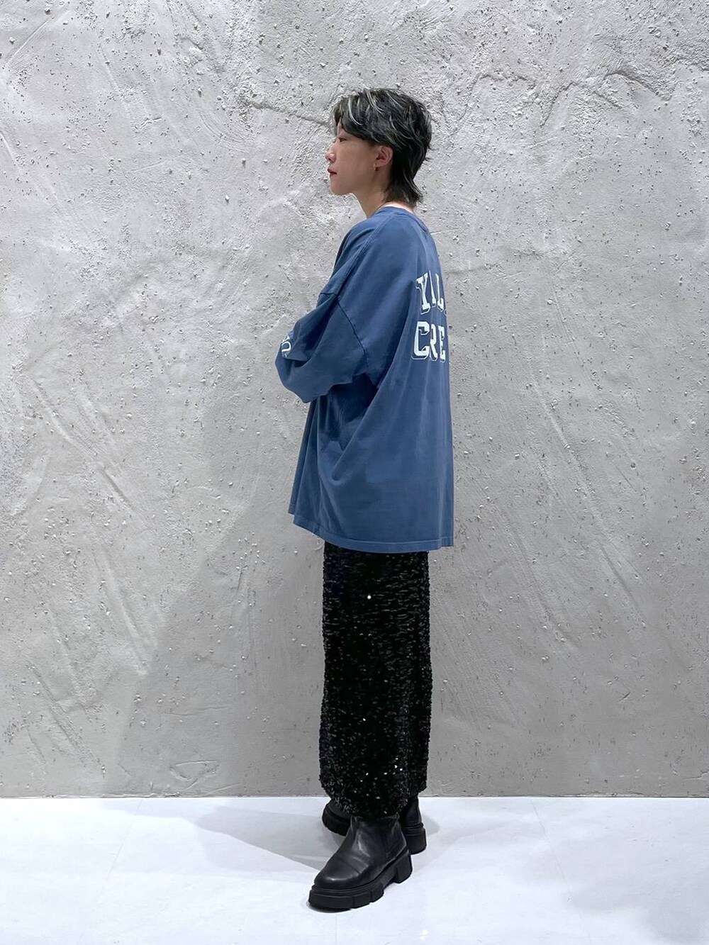 ブラック系のスカート、ブルー系のTシャツ/カットソーを着用したレディースの夏コーディネートの2枚目の写真