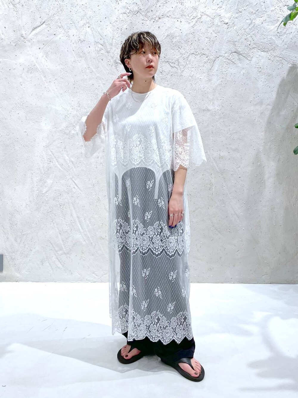 ブラック系のその他パンツ、ホワイト系のTシャツ/カットソー、ホワイト系のワンピースを着用したレディースの夏コーディネートの5枚目の写真