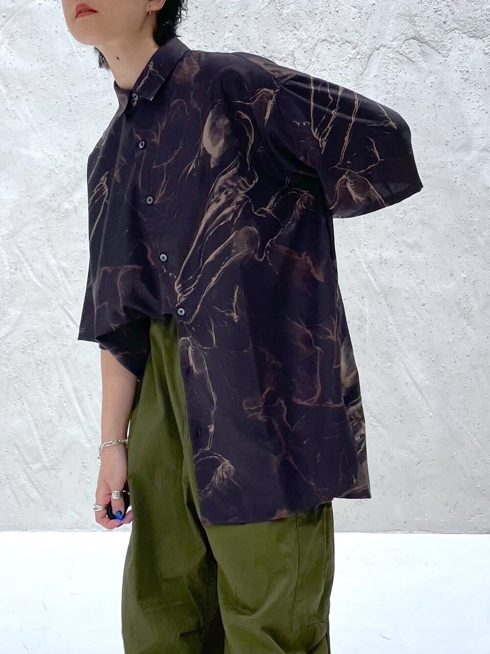 ブラック系のシャツ/ブラウス、グリーン系のカーゴパンツを着用したレディースの夏コーディネートの4枚目の写真