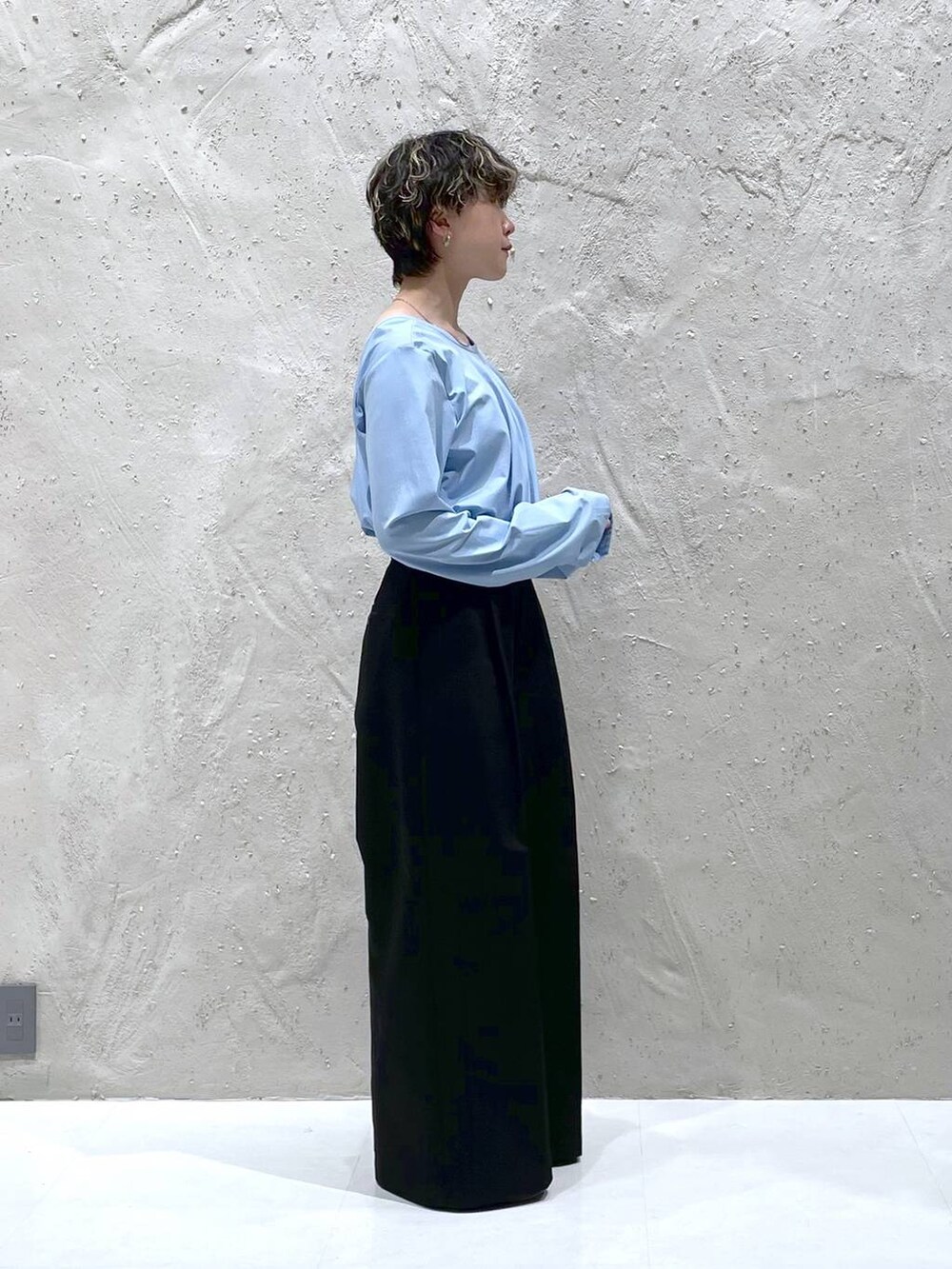 ブラック系のその他パンツ、ブルー系のTシャツ/カットソーを着用したレディースの春コーディネートの4枚目の写真