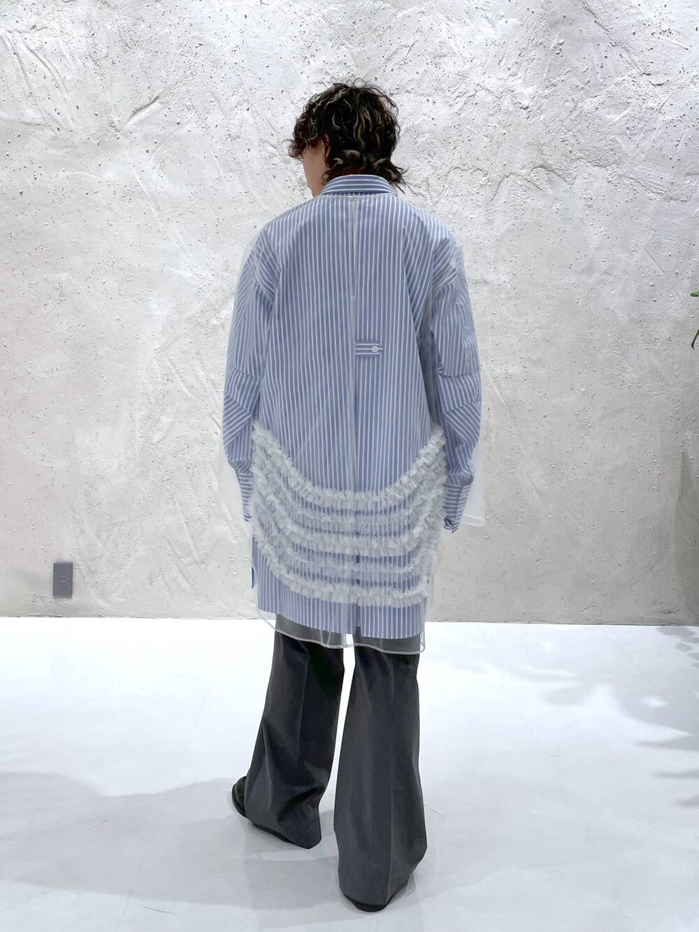 グレー系のその他パンツ、ブルー系のシャツ/ブラウス、ホワイト系のシャツ/ブラウスを着用したレディースの春コーディネートの7枚目の写真