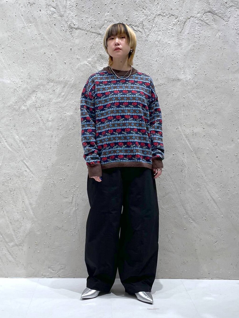 シルバー系のブーツ、ブラック系のその他パンツ、ブラウン系のニット/セーターを着用したレディースの秋コーディネートの6枚目の写真