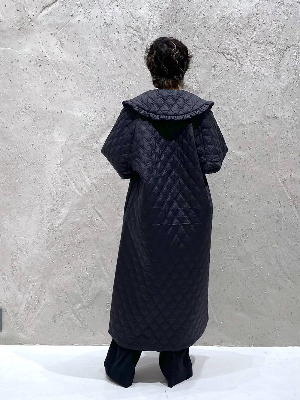 ブルー系のニット/セーター、シルバー系のブーツ、ブルー系のその他パンツを着用したレディースの秋コーディネートの3枚目の写真