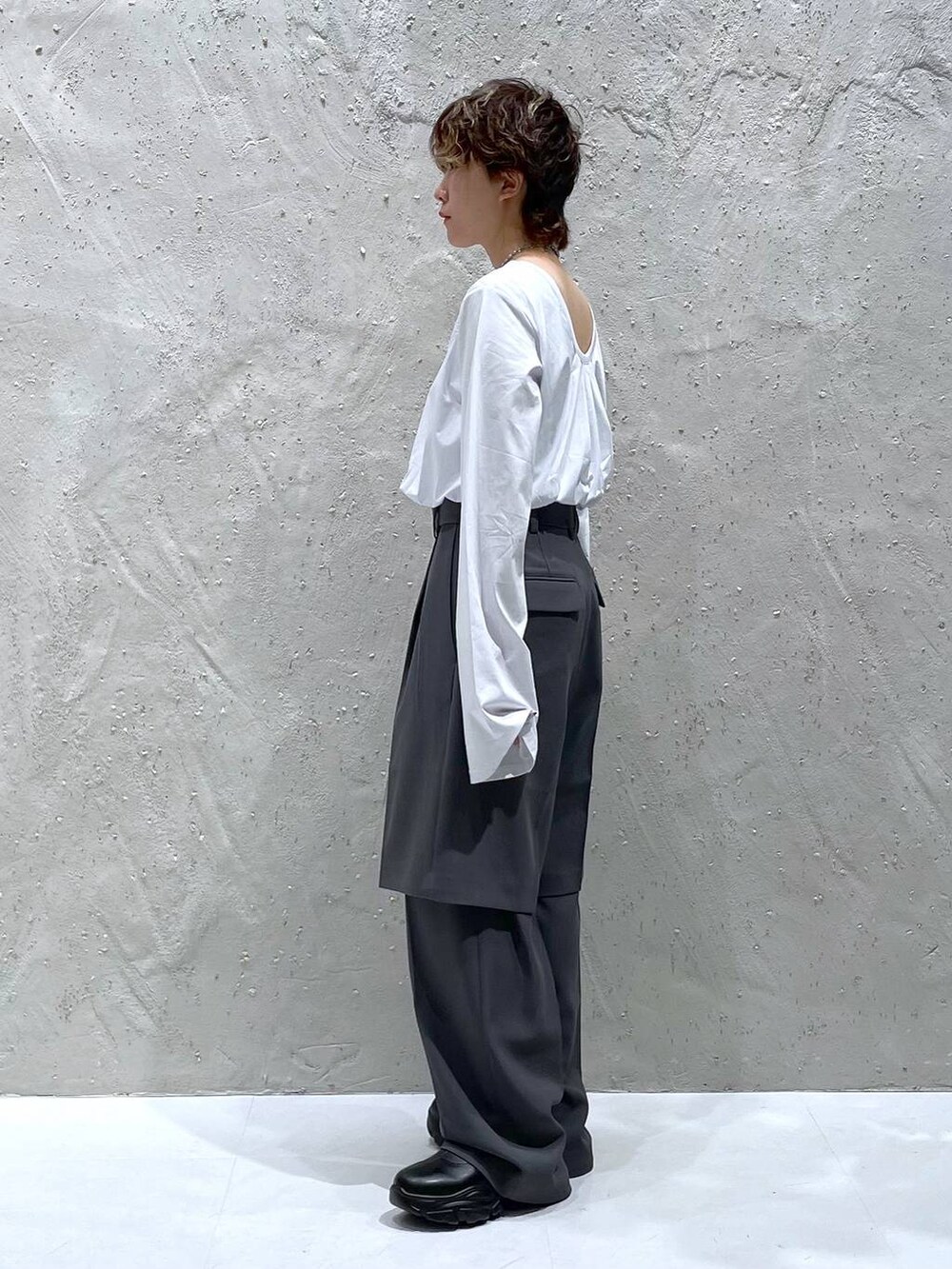 グレー系のスラックス、ホワイト系のTシャツ/カットソー、グレー系のその他パンツを着用したレディースの夏コーディネートの2枚目の写真