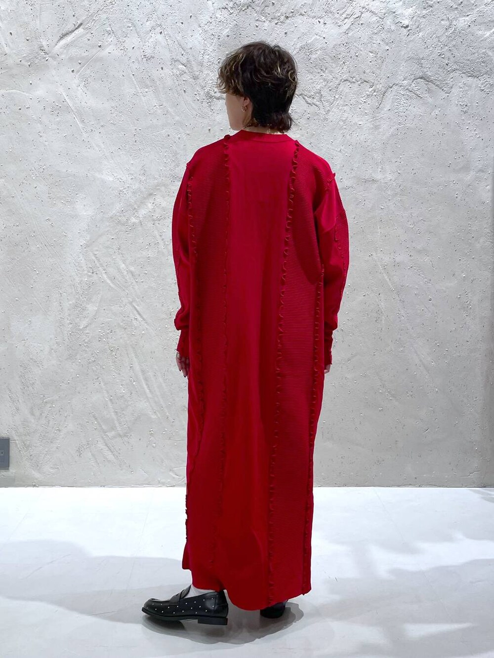 ブラック系のローファー、レッド系のワンピースを着用したレディースの秋コーディネートの6枚目の写真