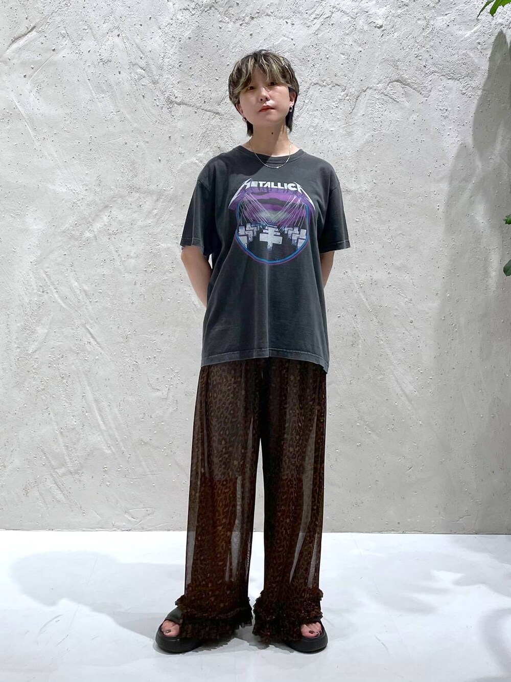 ブラック系のサンダル、その他のその他パンツ、ブラック系のTシャツ/カットソーを着用したレディースの夏コーディネートの6枚目の写真