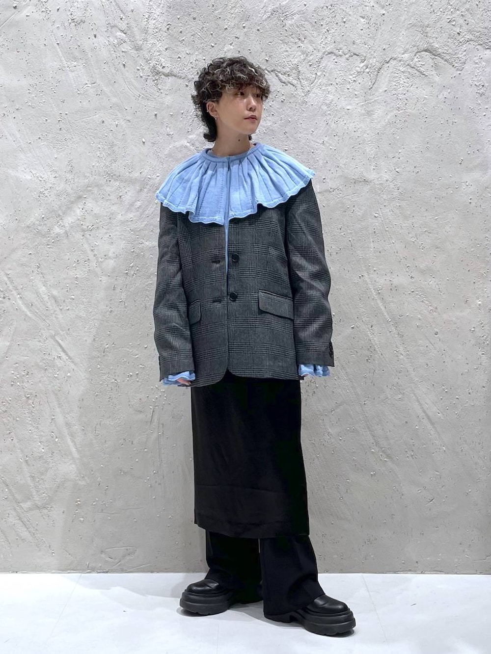 ブルー系のニット/セーター、ブラック系のブーツ、グレー系のテーラードジャケットを着用したレディースの冬コーディネートの5枚目の写真