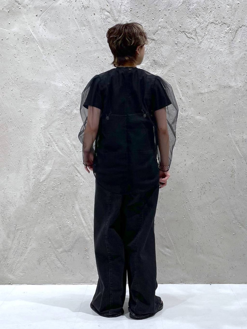 グレー系のデニムパンツ、ブラック系のTシャツ/カットソー、ブラック系のシャツ/ブラウスを着用したレディースの夏コーディネートの3枚目の写真
