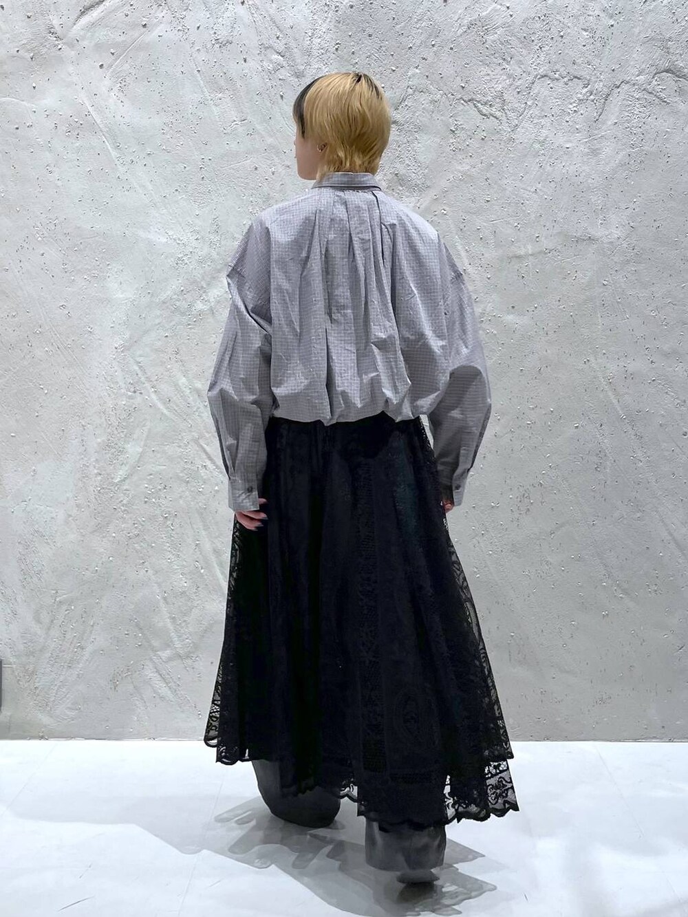 シルバー系のブーツ、グレー系のシャツ/ブラウス、グレー系のその他パンツを着用したレディースの秋コーディネートの4枚目の写真