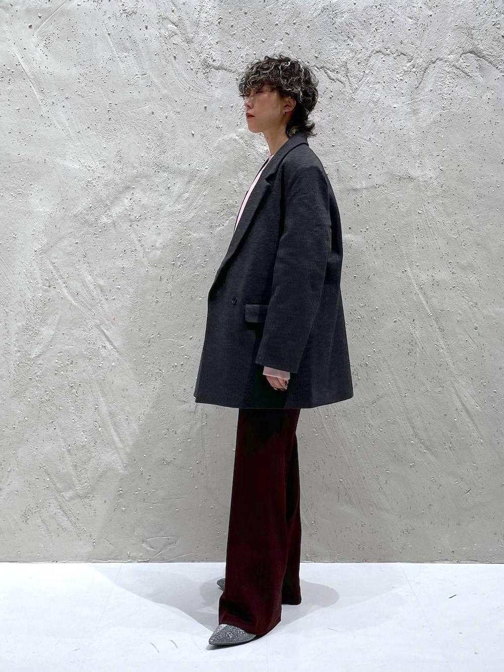 シルバー系のブーツ、グレー系のその他アウター、ピンク系のスウェットを着用したレディースの秋コーディネートの2枚目の写真