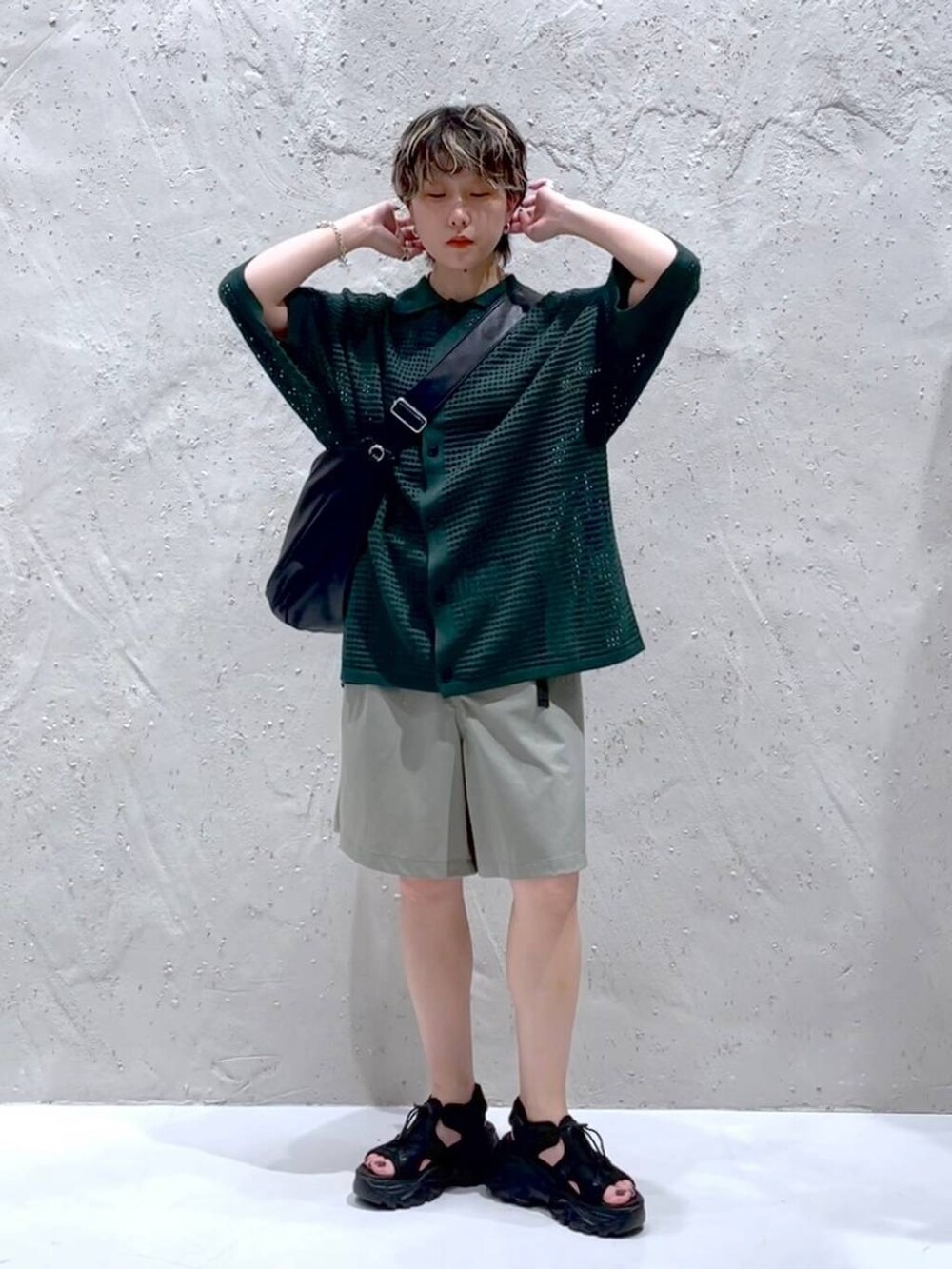 ブラック系のサンダル、グレー系のその他パンツ、ブラック系のショルダーバッグを着用したレディースの夏コーディネートの5枚目の写真