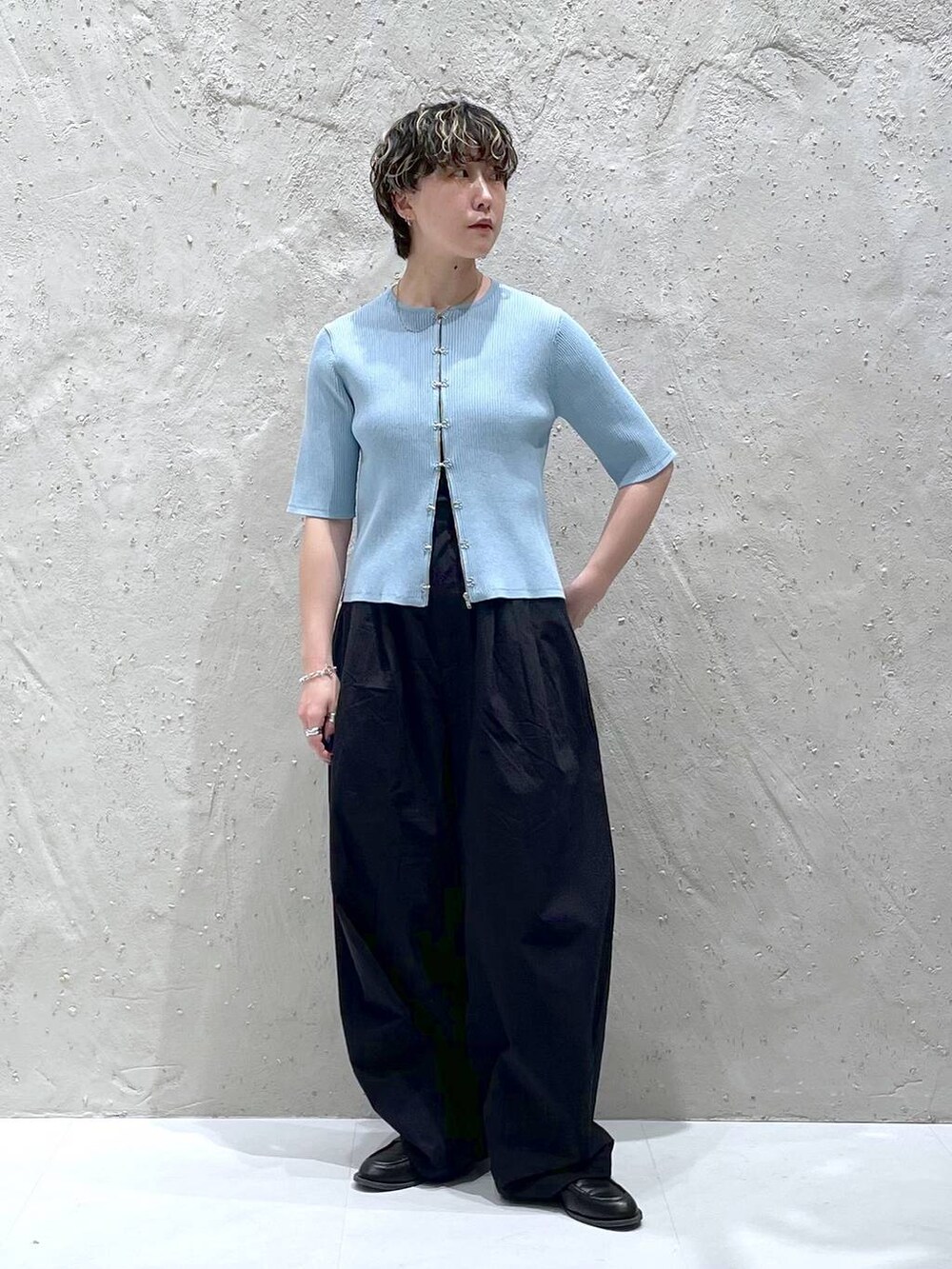 ブルー系のカーディガン/ボレロ、ブラック系のその他パンツを着用したレディースの春コーディネートの5枚目の写真