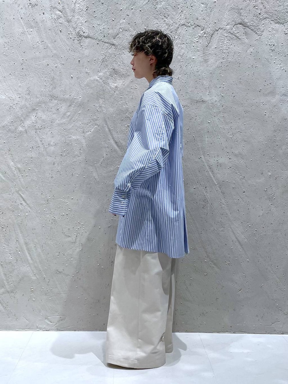 ブルー系のシャツ/ブラウス、ベージュ系のその他パンツを着用したレディースの冬コーディネートの4枚目の写真