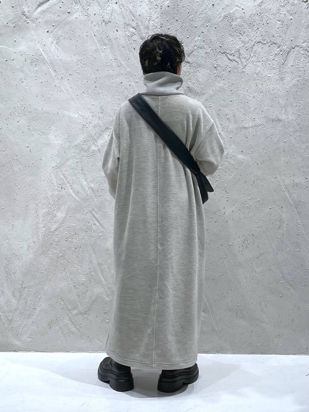 ブラック系のブーツ、グレー系のワンピース、ブラック系のショルダーバッグを着用したレディースの秋コーディネートの3枚目の写真