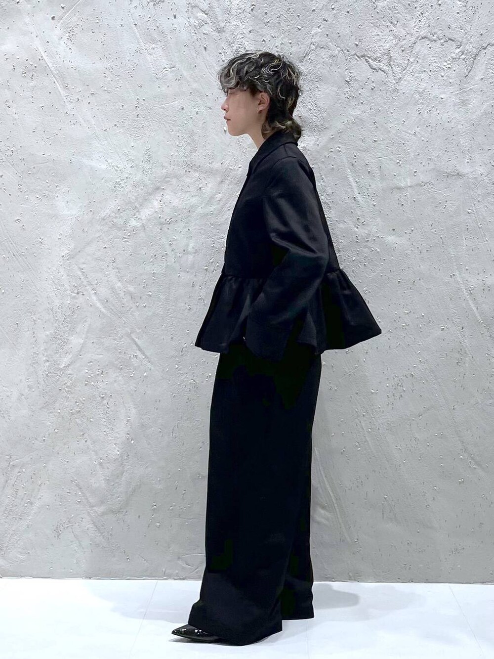 ブラック系のパンプス、ブラック系のその他アウター、ブラック系のその他パンツを着用したレディースの春コーディネートの2枚目の写真