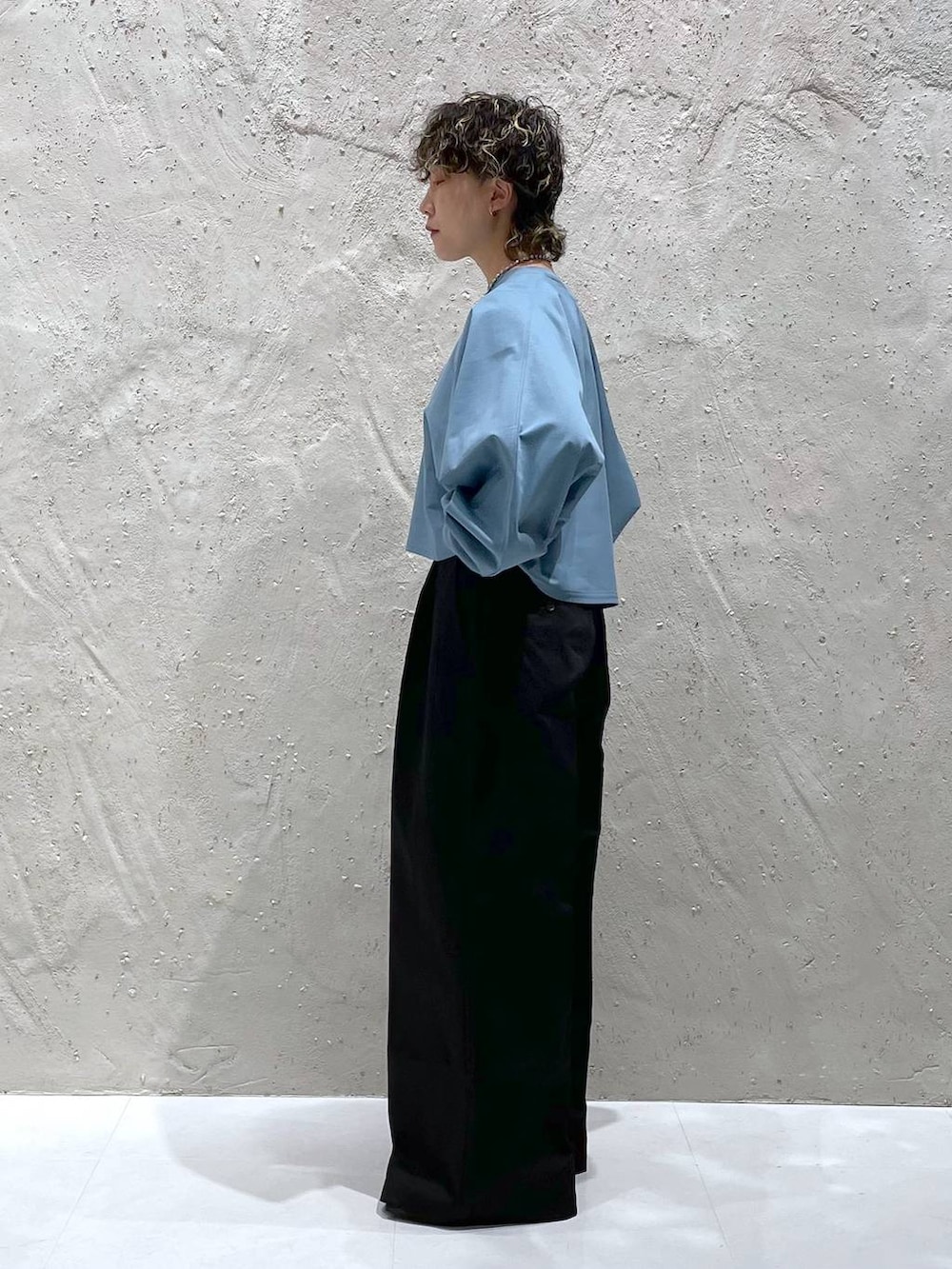 ブラック系のブルゾン、ブラック系のブーツ、ブルー系のTシャツ/カットソーを着用したレディースの冬コーディネートの8枚目の写真