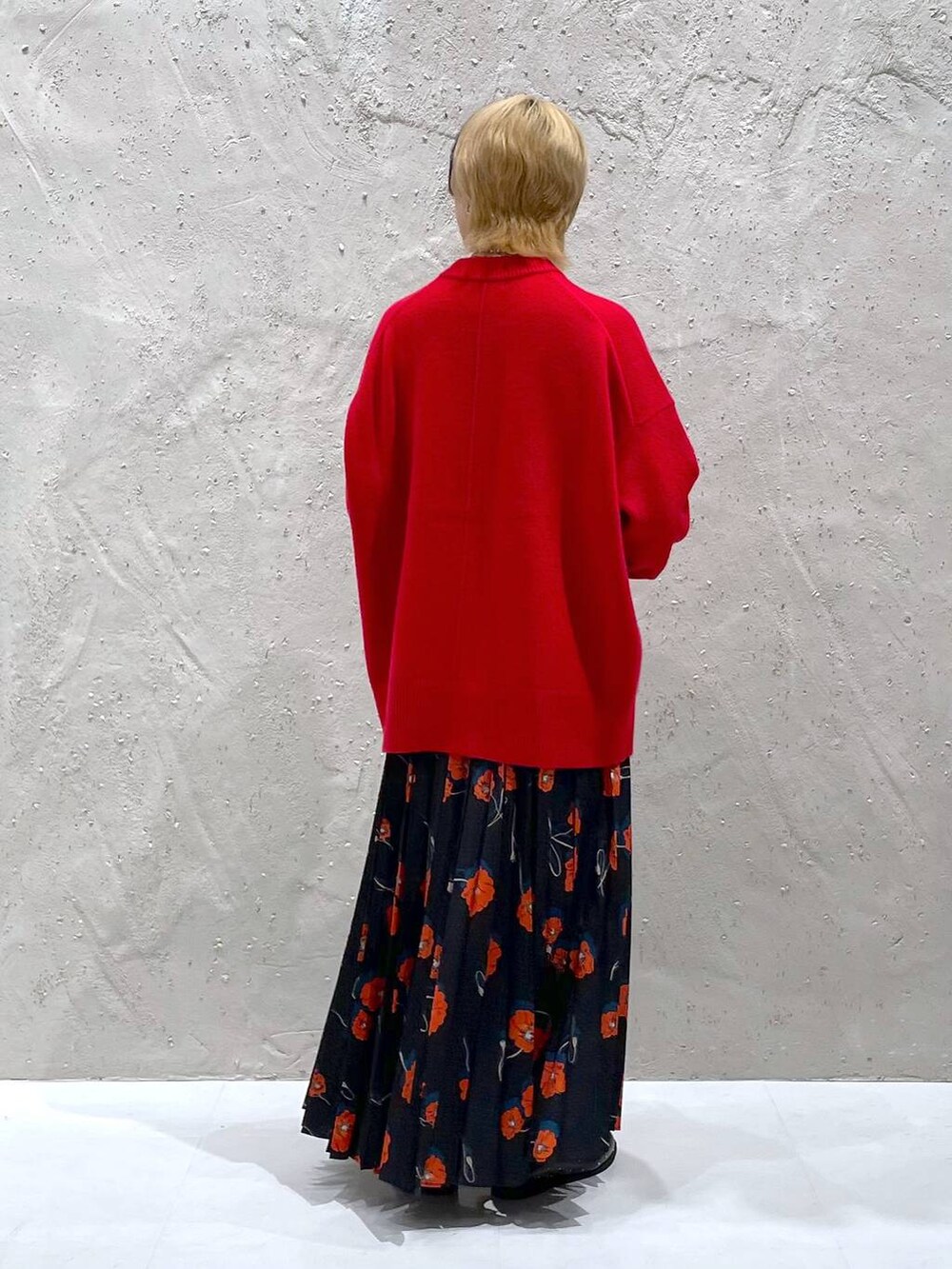 ブラック系のローファー、レッド系のニット/セーター、その他のスカートを着用したレディースの秋コーディネートの3枚目の写真