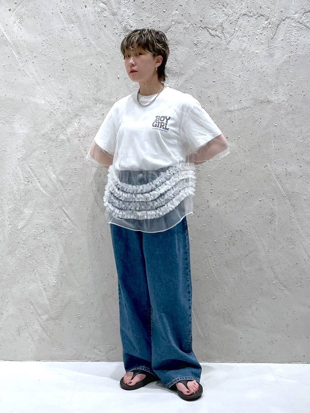 ホワイト系のTシャツ/カットソー、ブルー系のデニムパンツ、ホワイト系のシャツ/ブラウスを着用したレディースの夏コーディネートの5枚目の写真