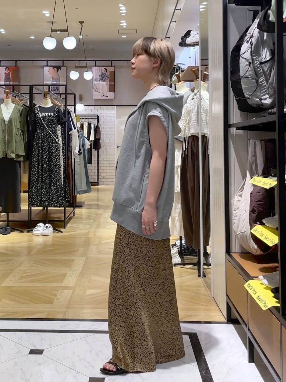 その他のスカート、ブラック系のサンダル、レッド系のショルダーバッグを着用したレディースの夏コーディネートの2枚目の写真