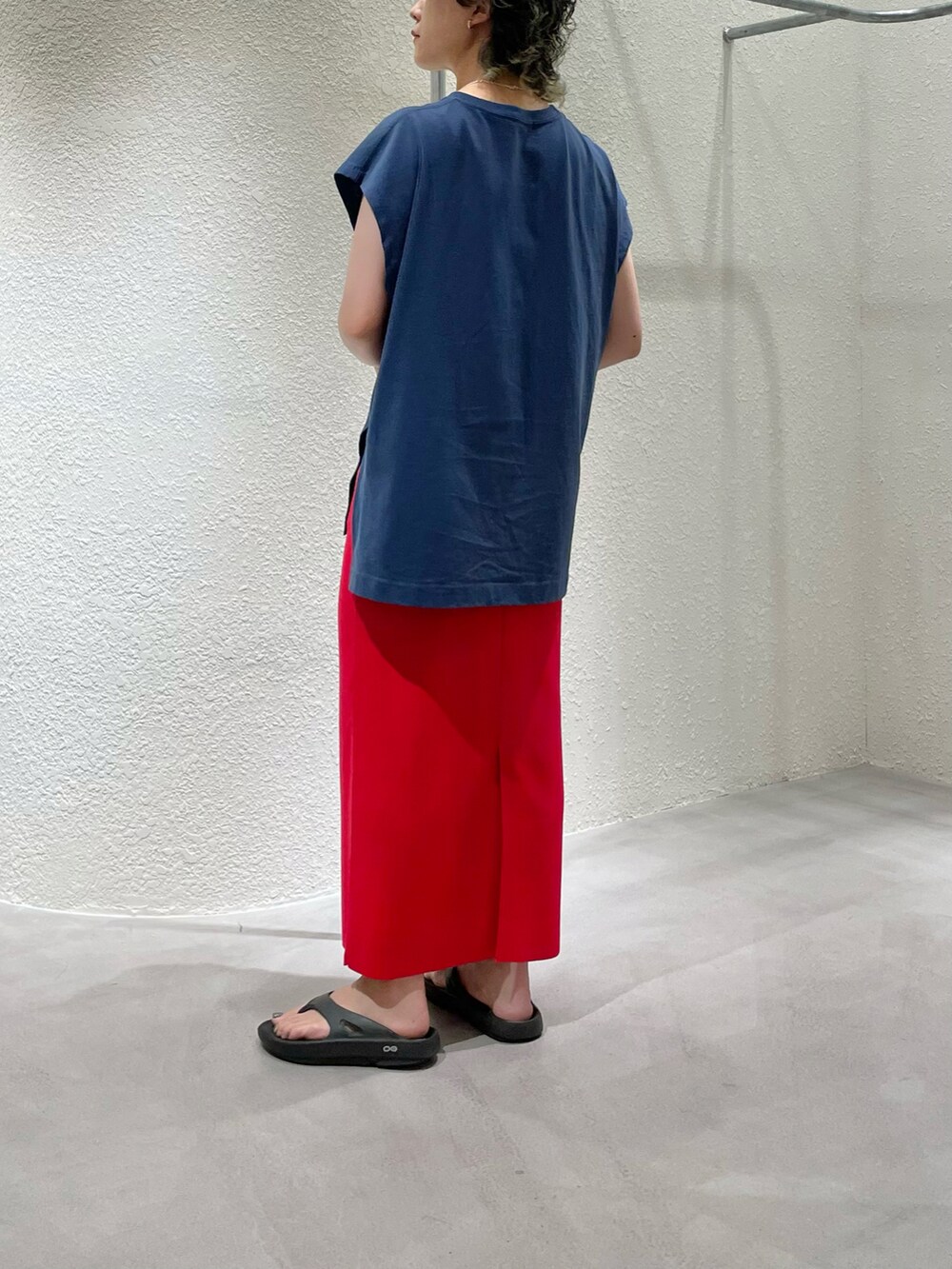 ブルー系のワンピース、レッド系のスカート、ブラック系のサンダルを着用したレディースの夏コーディネートの4枚目の写真