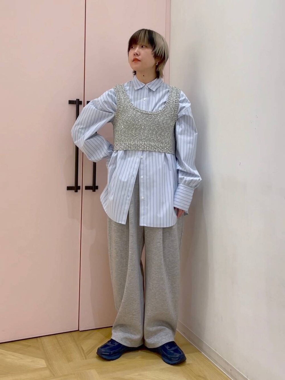 ブルー系のシャツ/ブラウス、グレー系のスウェットパンツ、グレー系のニット/セーターを着用したレディースの冬コーディネートの6枚目の写真