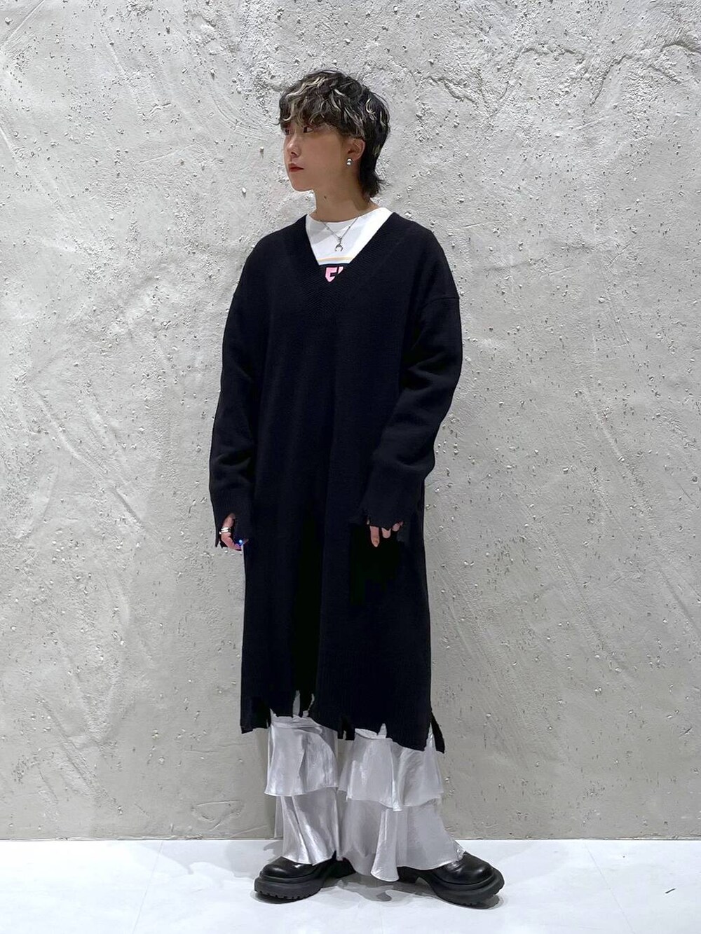 ホワイト系のTシャツ/カットソー、ブラック系のワンピース、シルバー系のその他パンツを着用したレディースの秋コーディネートの5枚目の写真