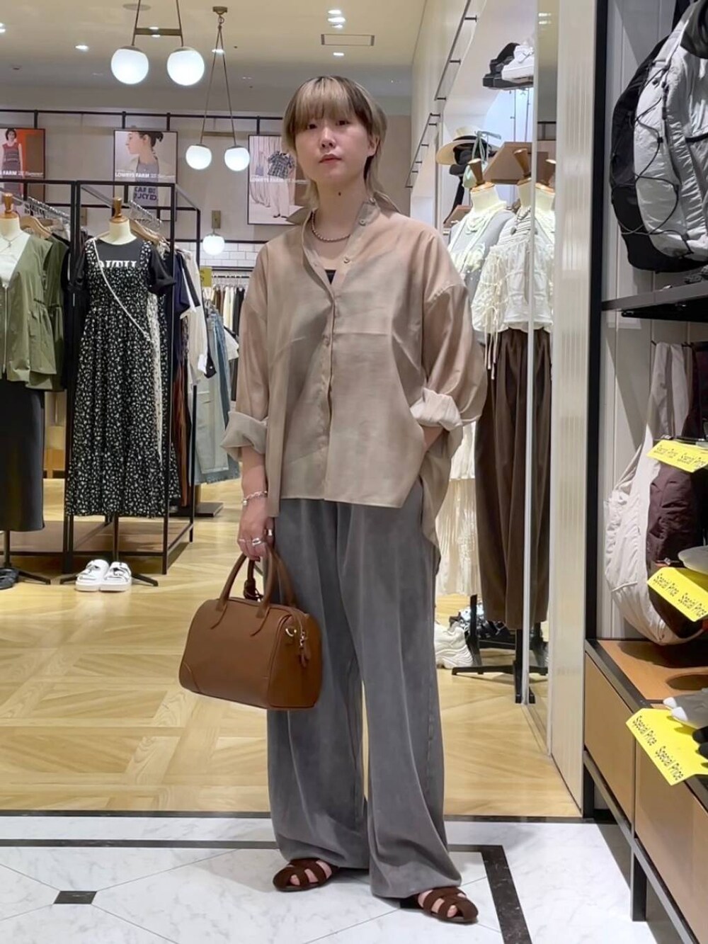 その他のシャツ/ブラウス、ブラウン系のサンダル、ブラウン系のショルダーバッグを着用したレディースの夏コーディネートの4枚目の写真