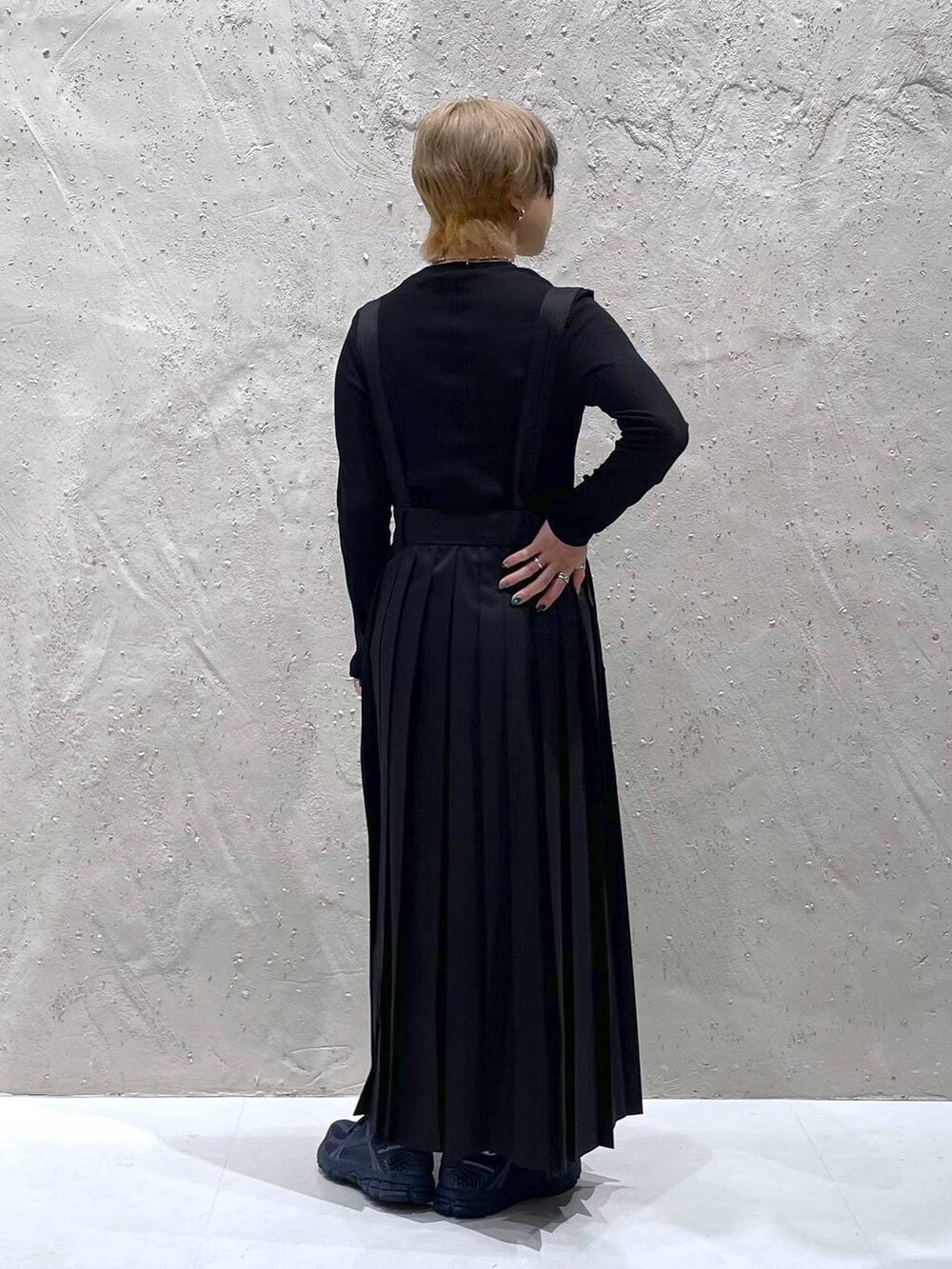 ブラック系のスカート、ブラック系のTシャツ/カットソーを着用したレディースの秋コーディネートの3枚目の写真