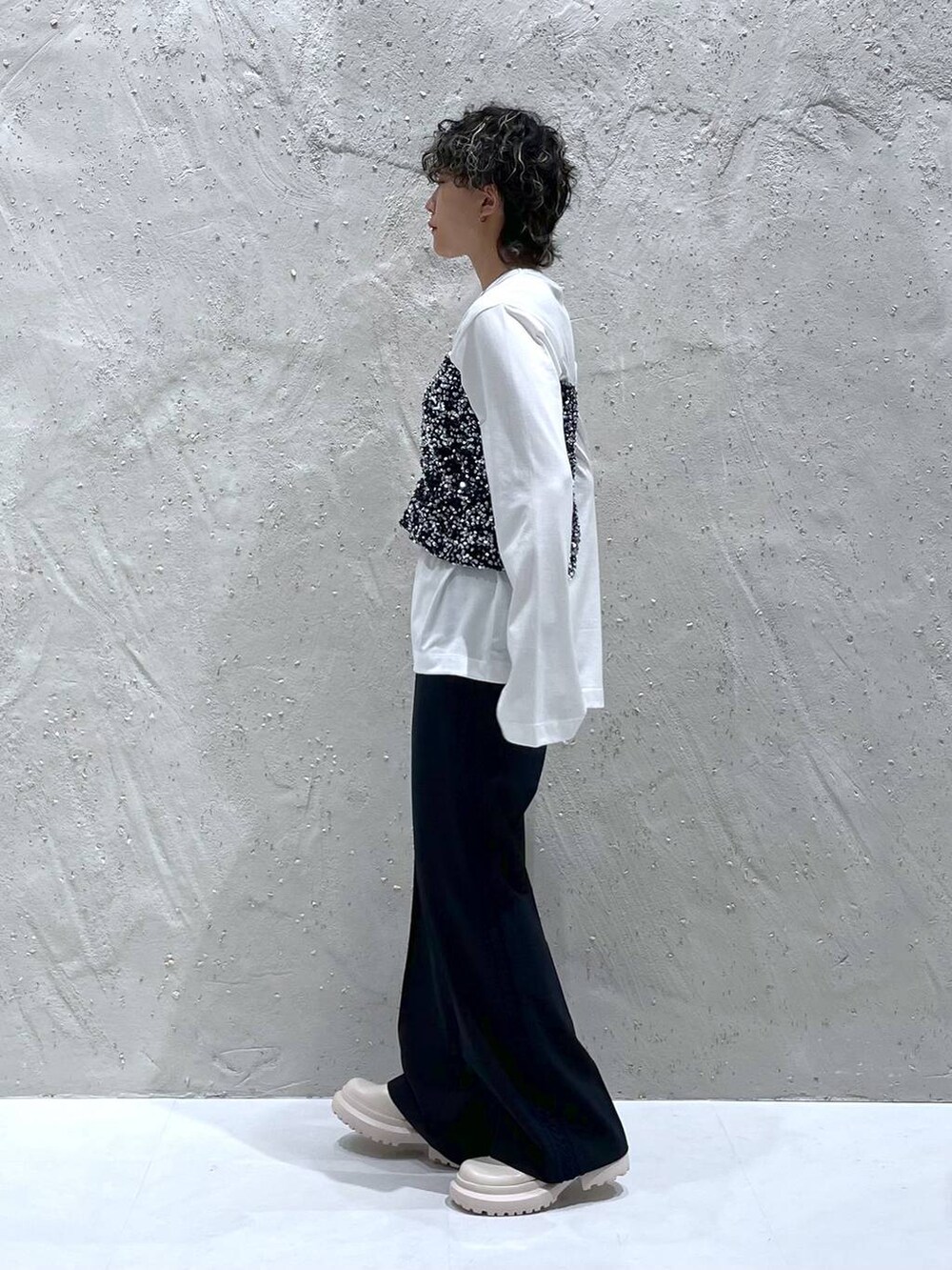 ホワイト系のTシャツ/カットソー、ホワイト系のその他シューズ、シルバー系のスカートを着用したレディースの秋コーディネートの2枚目の写真