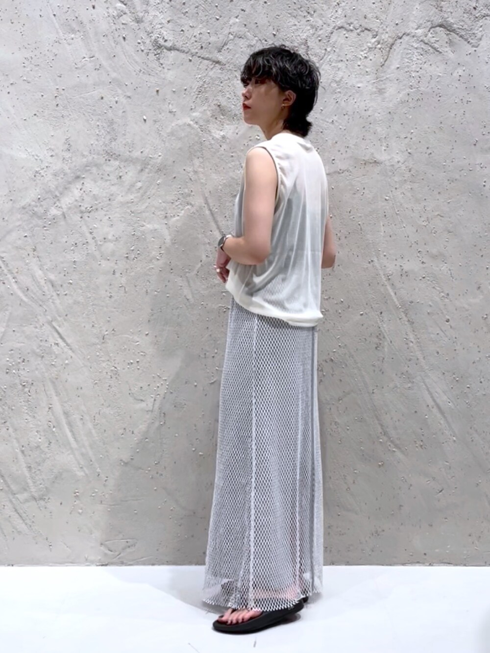 ホワイト系のTシャツ/カットソー、ホワイト系のスカート、ブラック系のサンダルを着用したレディースの夏コーディネートの3枚目の写真