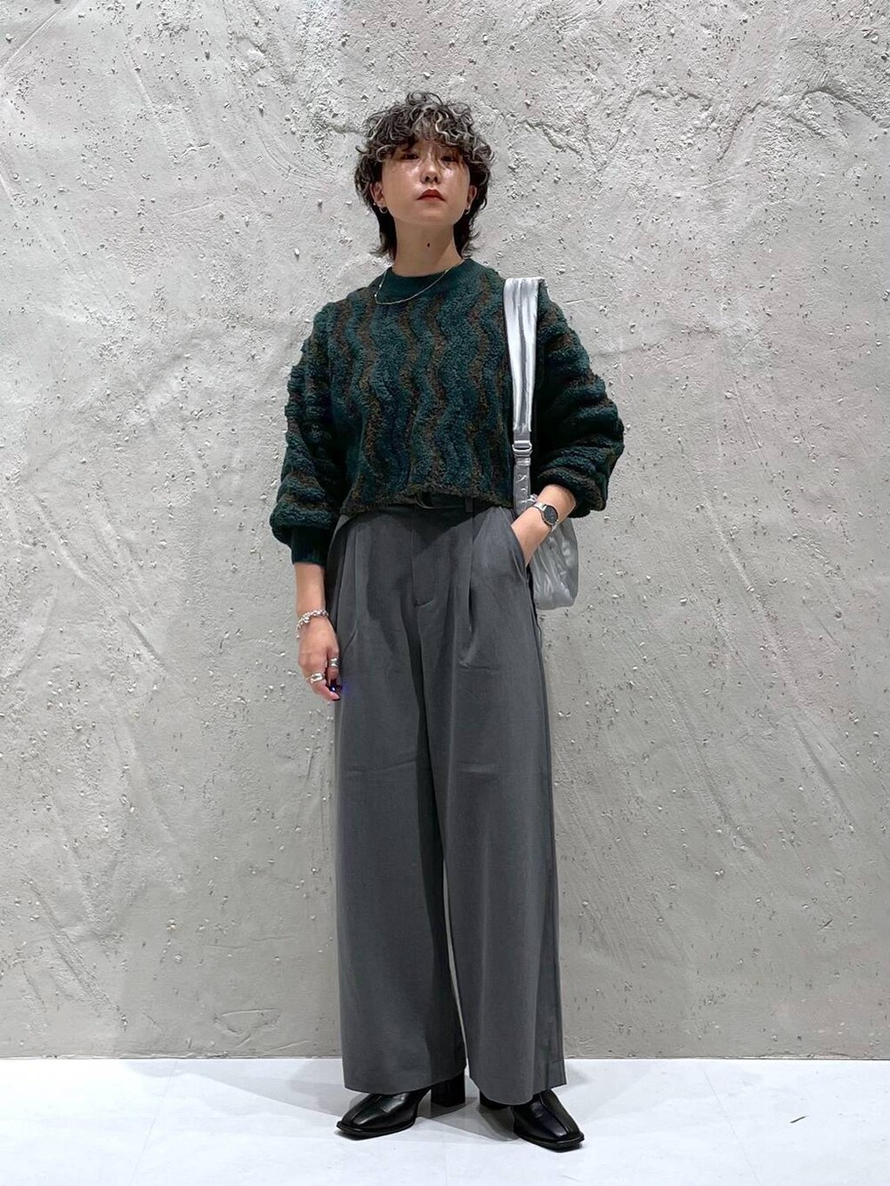 グレー系のショルダーバッグ、ブラック系のパンプス、グレー系のその他パンツを着用したレディースの秋コーディネートの5枚目の写真