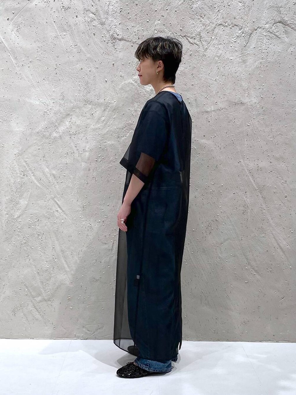 ブルー系のTシャツ/カットソー、ブルー系のデニムパンツ、ブラック系のバレエシューズを着用したレディースの春コーディネートの2枚目の写真