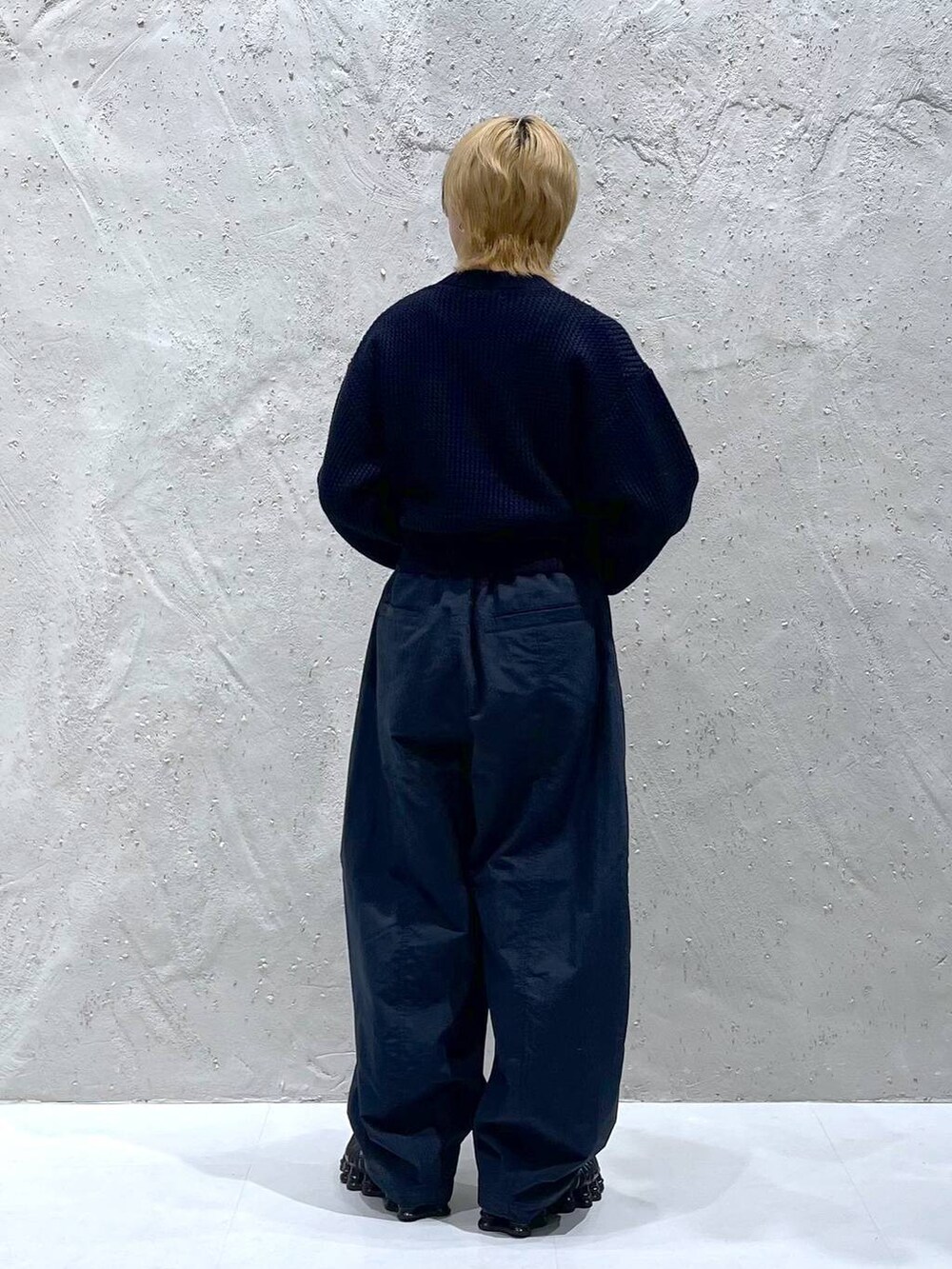 ブルー系のその他パンツ、ブルー系のニット/セーターを着用したレディースの秋コーディネートの3枚目の写真