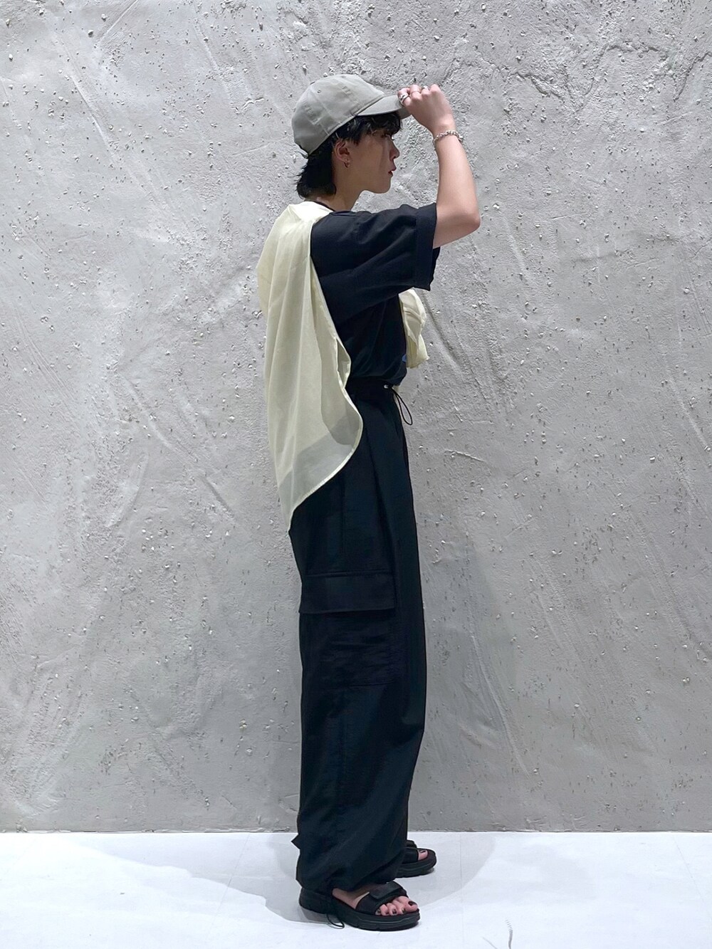 イエロー系のシャツ/ブラウス、その他のTシャツ/カットソー、ブラック系のその他パンツを着用したレディースの夏コーディネートの2枚目の写真