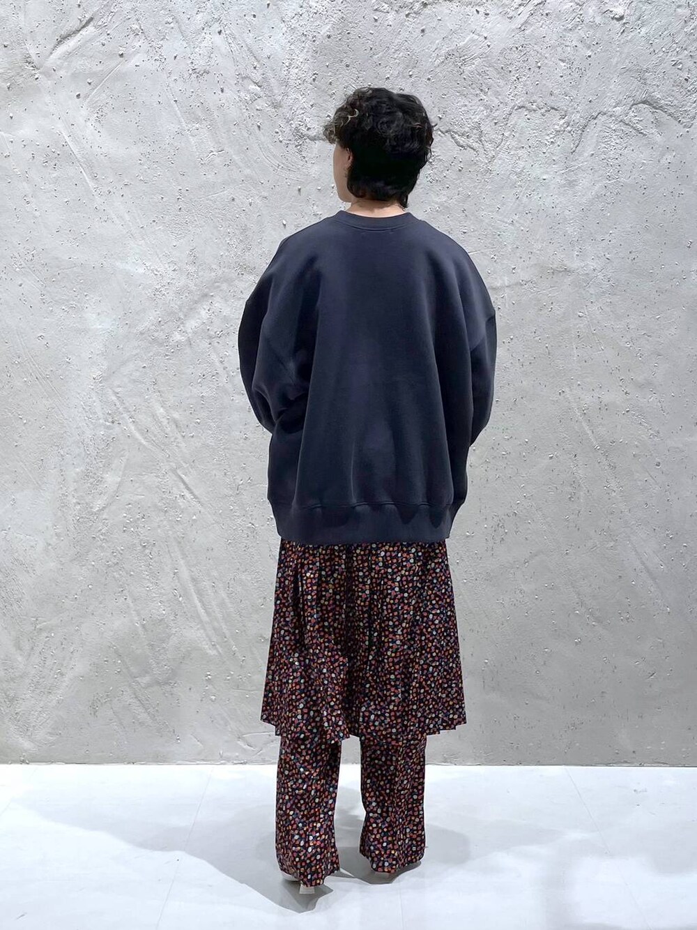 ホワイト系のブーツ、グレー系のスウェット、レッド系のその他パンツを着用したレディースの冬コーディネートの3枚目の写真
