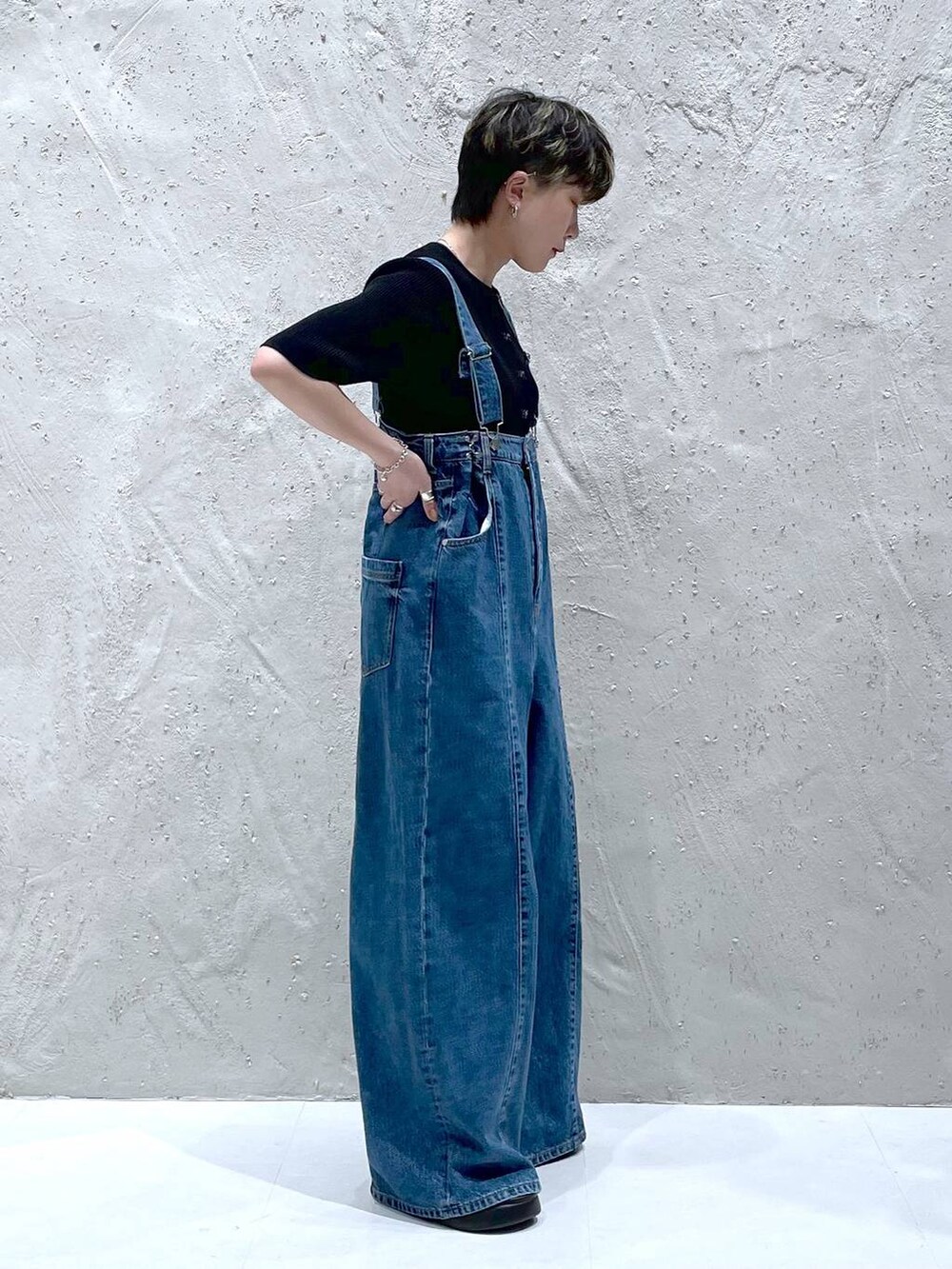 ブラック系のサンダル、ブルー系のデニムパンツ、ブラック系のカーディガン/ボレロを着用したレディースの春コーディネートの4枚目の写真