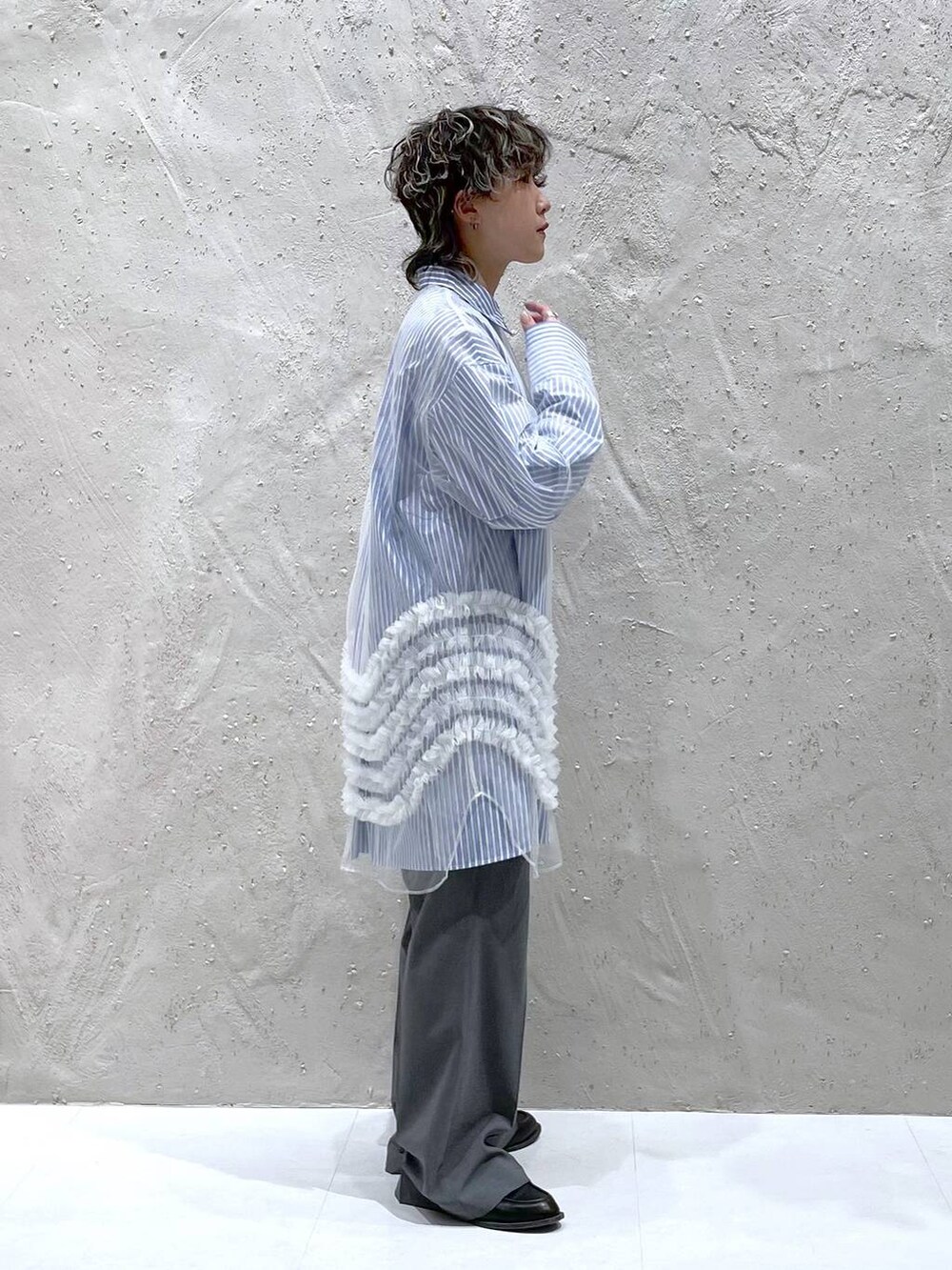 グレー系のその他パンツ、ブルー系のシャツ/ブラウス、ホワイト系のシャツ/ブラウスを着用したレディースの春コーディネートの2枚目の写真