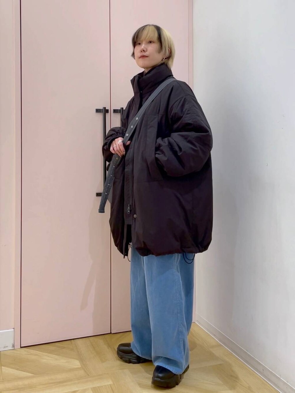 ブラック系のその他アウター、グレー系のショルダーバッグ、ブルー系のカーディガン/ボレロを着用したレディースの冬コーディネートの6枚目の写真