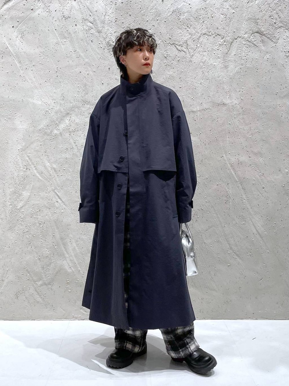 グレー系のスウェット、ホワイト系のその他パンツ、ブラック系のその他シューズを着用したレディースの秋コーディネートの7枚目の写真