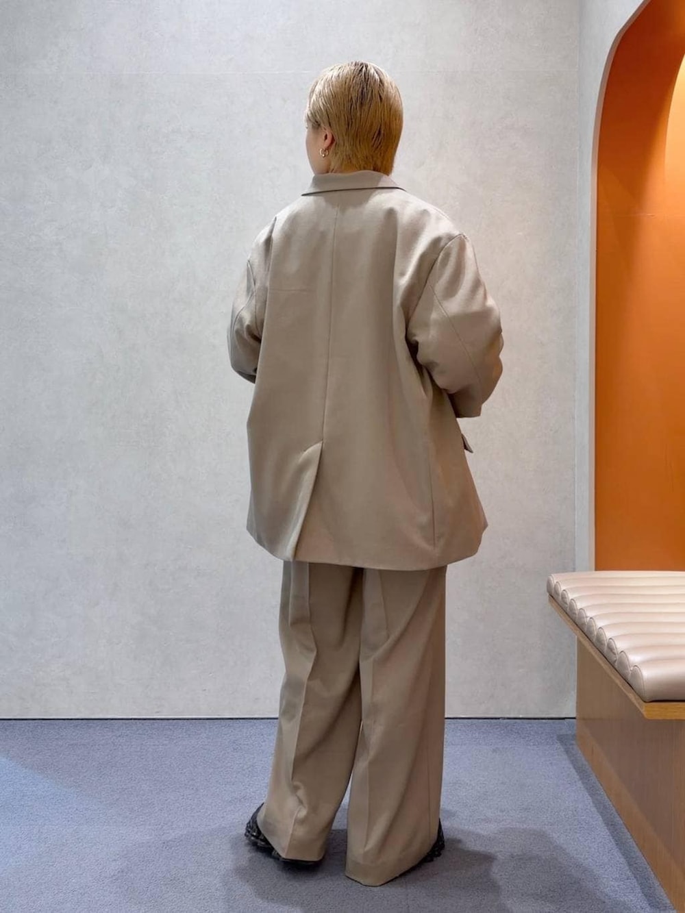 ブルー系のニット/セーター、ベージュ系のスラックス、ベージュ系のテーラードジャケットを着用したメンズの春コーディネートの3枚目の写真