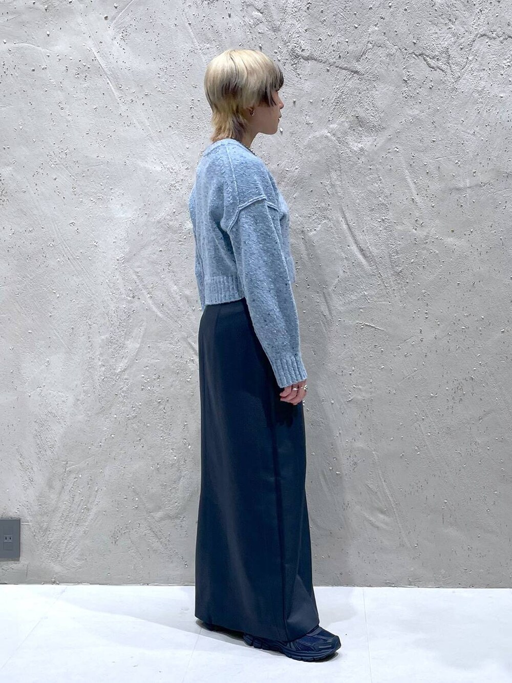 ブルー系のニット/セーター、グリーン系のスカートを着用したレディースの冬コーディネートの4枚目の写真